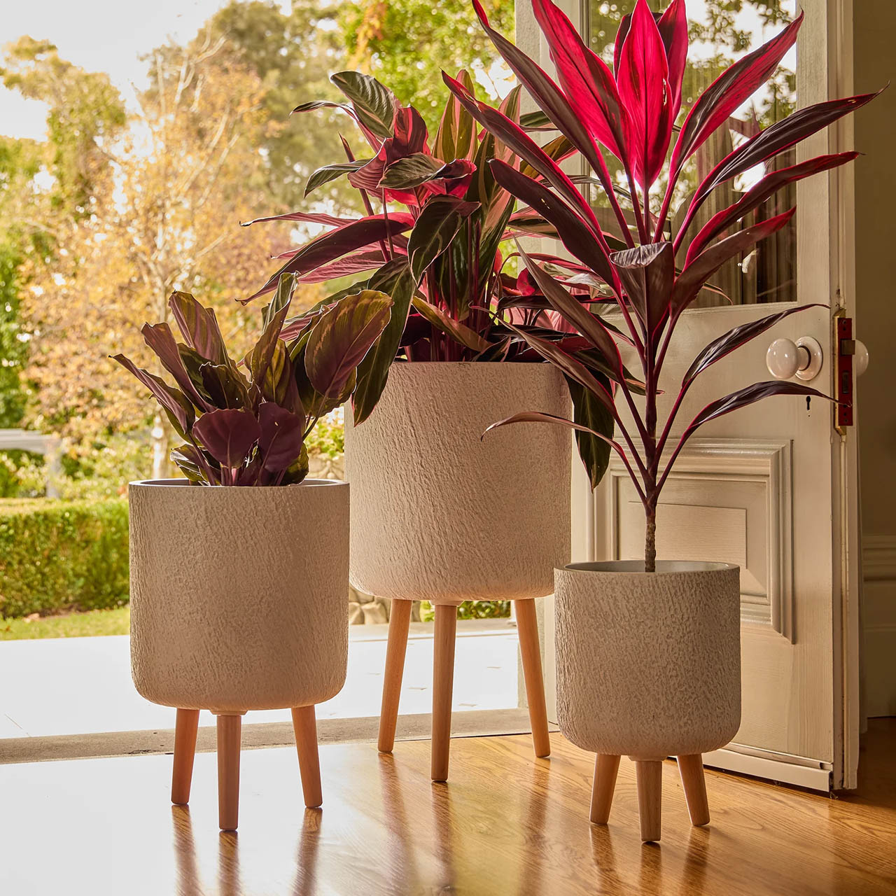 SLATE TRIPOD SET WHITE SEASONAL